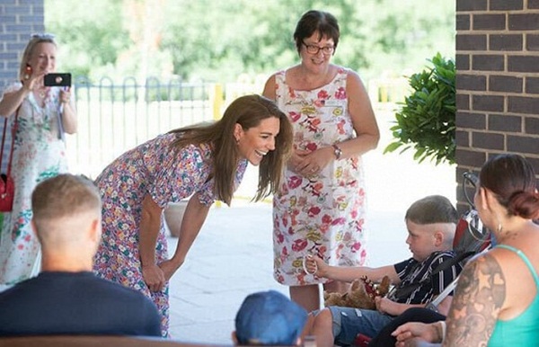 Chỉ cần nhìn cảnh Công nương Kate lăn xả bốc đất là có thể hiểu tại sao cô luôn được lòng dư luận còn cô em dâu Meghan lại bị ghét cay ghét đắng-6