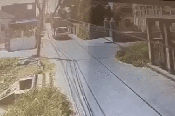 Các cô gái ướt hết người khi xe tải chạy qua vũng nước-1