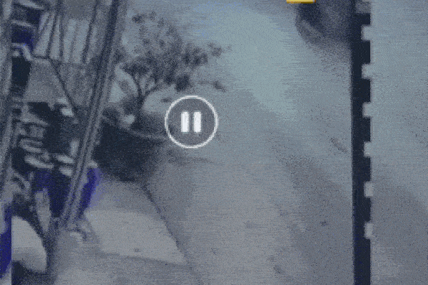 Xe máy phóng nhanh vượt đèn đỏ đâm vào ôtô, 2 người ngã xuống đường-1