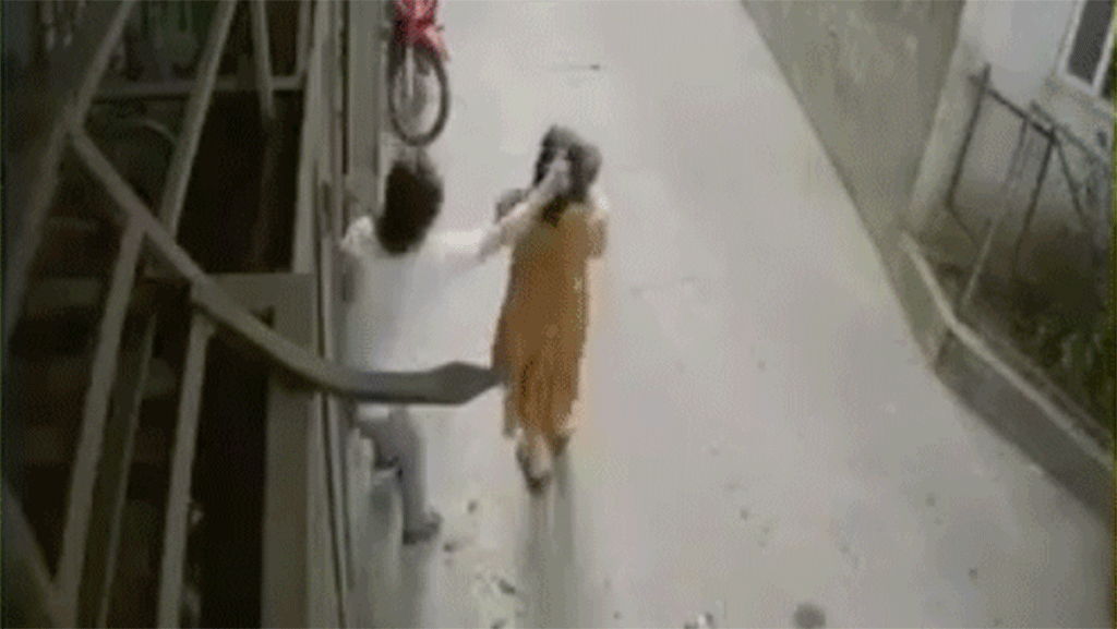 Người chồng giật tóc vợ ngã ngửa lúc đang bế con làm đơn kiện vì bị khủng bố điện thoại, tin nhắn-2