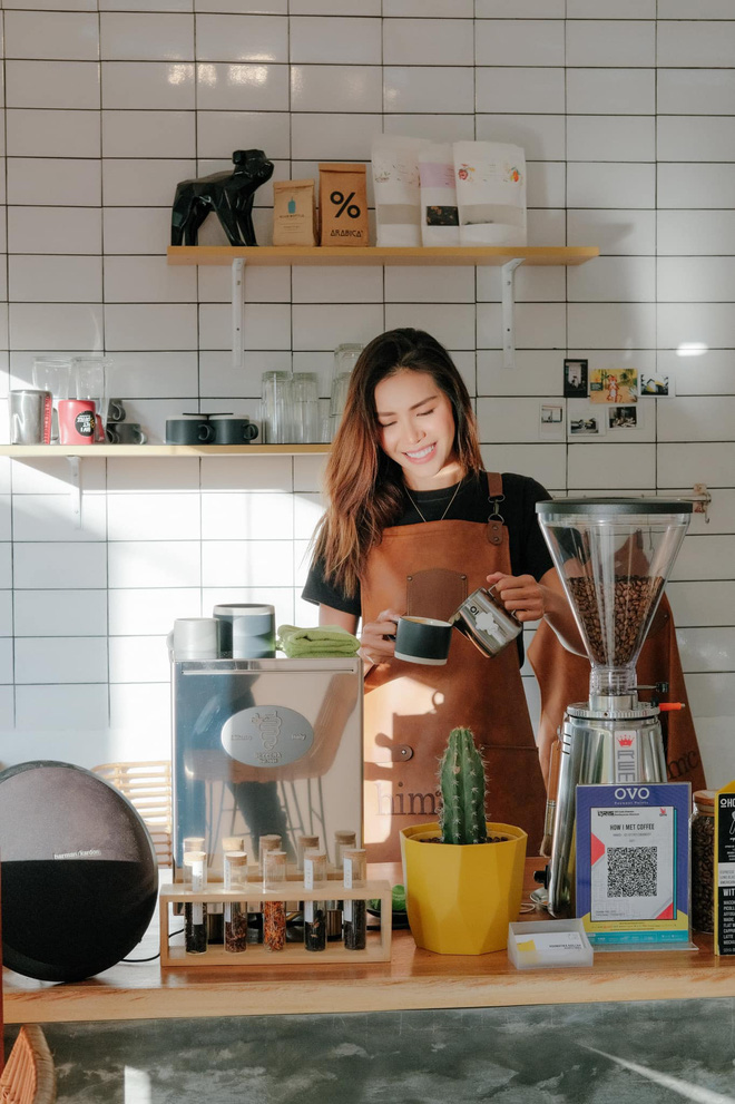 Minh Tú từ chuyến công tác 4 ngày hóa 6 tháng mắc kẹt tại Bali: Chỉ uống cafe gói, không dám nhận hỗ trợ từ fan quốc tế-10