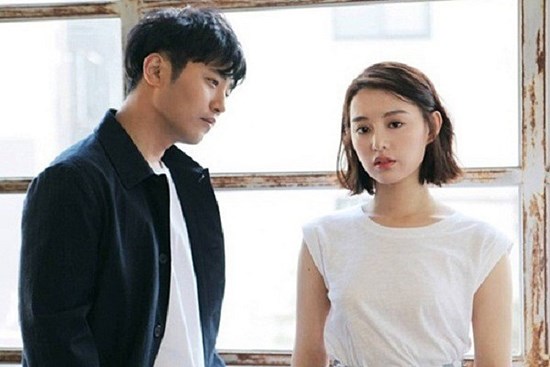 Vừa nộp đơn ly hôn rời khỏi tòa thì trời đổ mưa rào, chồng bỗng xuống dầm mưa rồi thốt lên 1 câu khiến vợ quay vào rút đơn