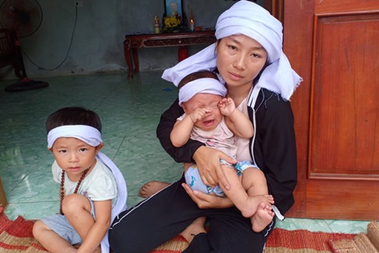 Bể khổ trần gian của người phụ nữ 3 năm 2 lần đội tang chồng con, một mình gồng gánh nợ nần, chăm con thơ bệnh tật