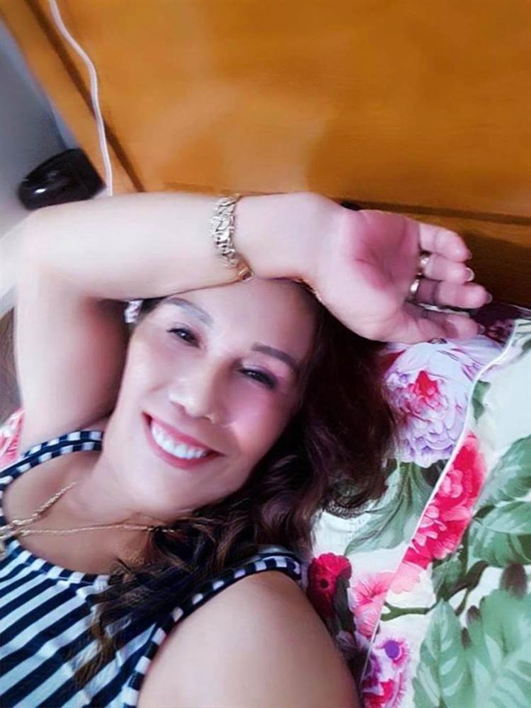 Cô dâu 65 tuổi khoe ảnh chỉnh sửa bung bét qua phần mềm làm đẹp khiến méo mó đến kỳ lạ-1