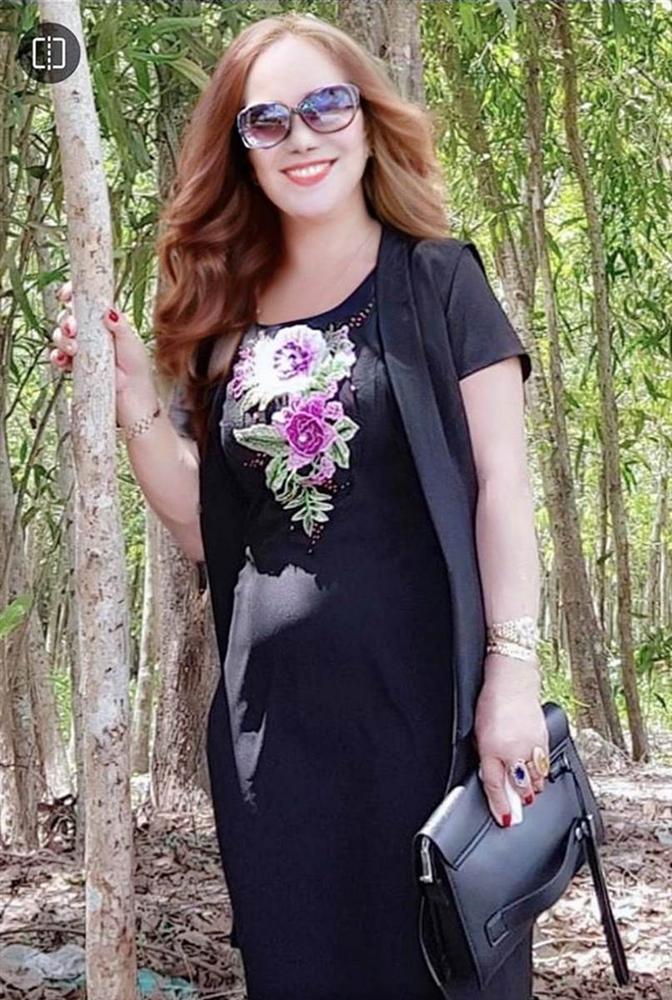 Cô dâu 65 tuổi khoe ảnh chỉnh sửa bung bét qua phần mềm làm đẹp khiến méo mó đến kỳ lạ-5