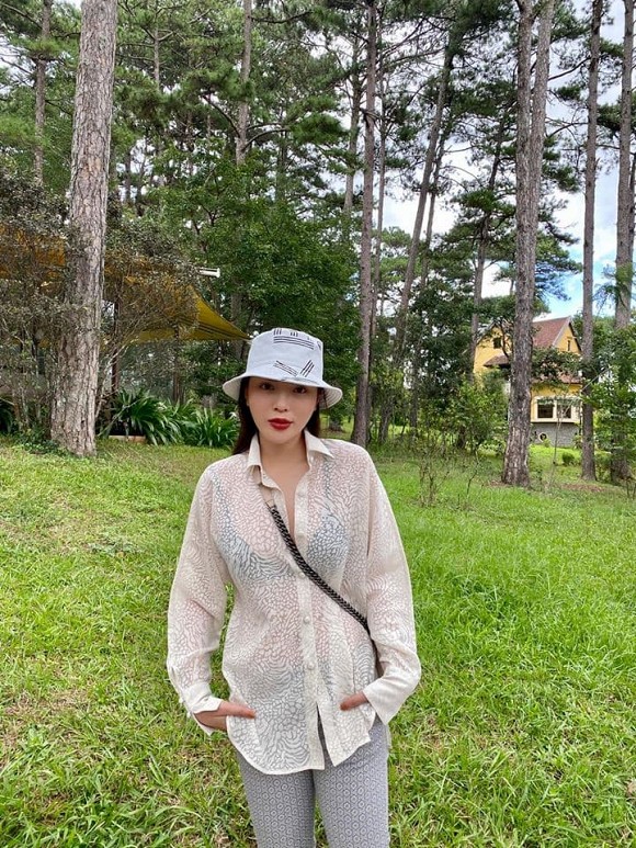 Trang phục gây nhức mắt của Hoa hậu Kỳ Duyên: Hết xuyên thấu lộ nội y đến hình in nhạy cảm-3