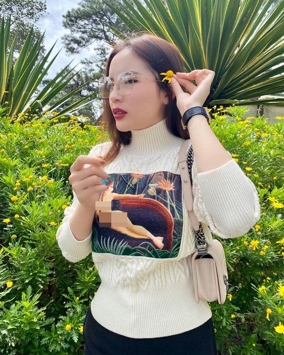 Trang phục gây nhức mắt của Hoa hậu Kỳ Duyên: Hết xuyên thấu lộ nội y đến hình in nhạy cảm-5