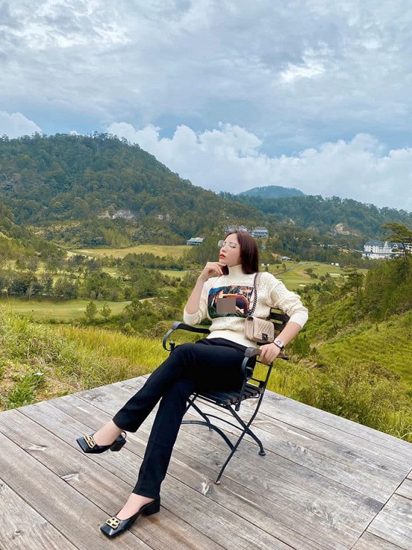 Trang phục gây nhức mắt của Hoa hậu Kỳ Duyên: Hết xuyên thấu lộ nội y đến hình in nhạy cảm-6