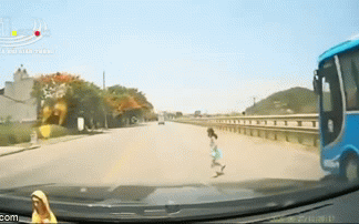 Clip: Bé gái bất ngờ lao ra đường và pha đánh lái như phim hành động của tài xế-1