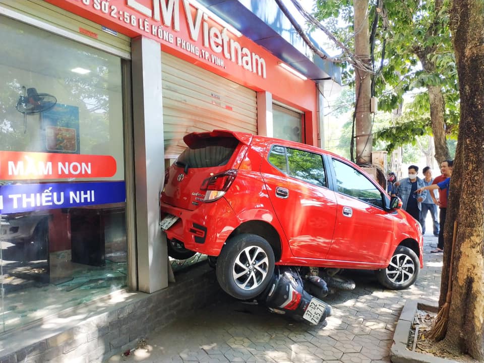 Nữ tài xế lùi xe đè 3 xe máy, đâm vỡ kính cửa trung tâm Anh ngữ-1