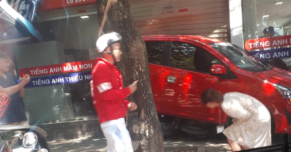 Nữ tài xế lùi xe đè 3 xe máy, đâm vỡ kính cửa trung tâm Anh ngữ-2