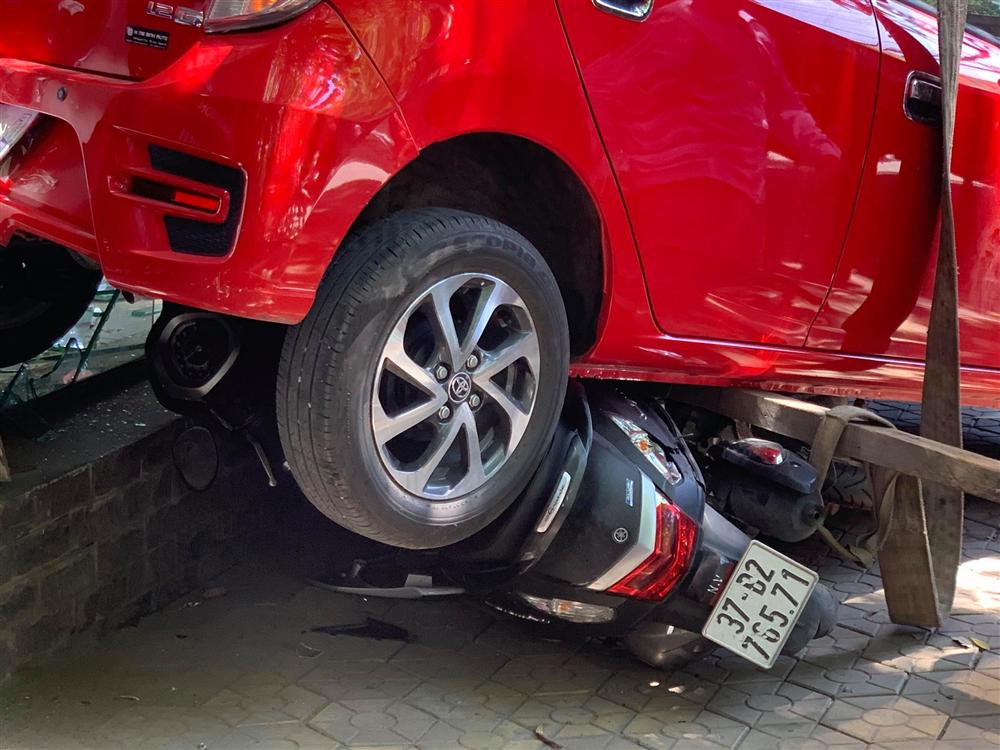 Nữ tài xế lùi xe đè 3 xe máy, đâm vỡ kính cửa trung tâm Anh ngữ-3