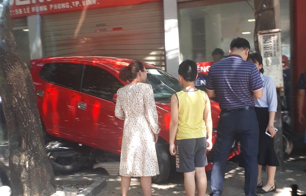 Nữ tài xế lùi xe đè 3 xe máy, đâm vỡ kính cửa trung tâm Anh ngữ-4