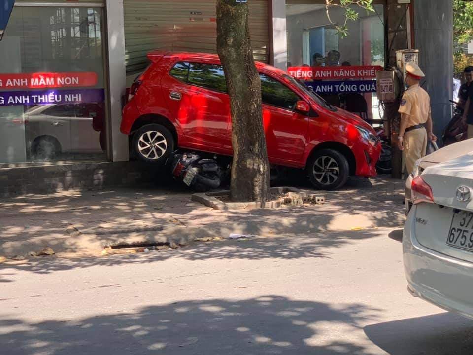 Nữ tài xế lùi xe đè 3 xe máy, đâm vỡ kính cửa trung tâm Anh ngữ-5