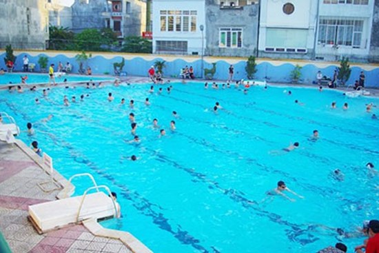 Bé trai 7 tuổi đuối nước thương tâm tại bể bơi trường đại học