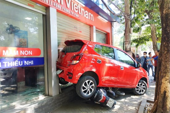 Nữ tài xế lùi xe đè 3 xe máy, đâm vỡ kính cửa trung tâm Anh ngữ