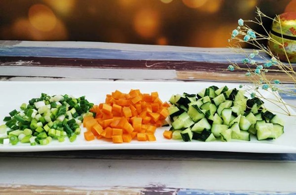 Khi rang cơm, thêm một bước đảm bảo hạt cơm săn chắc, trong veo không dính nhau-3