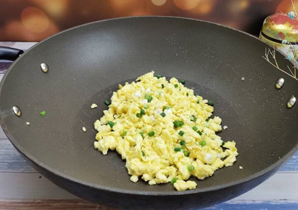 Khi rang cơm, thêm một bước đảm bảo hạt cơm săn chắc, trong veo không dính nhau-5