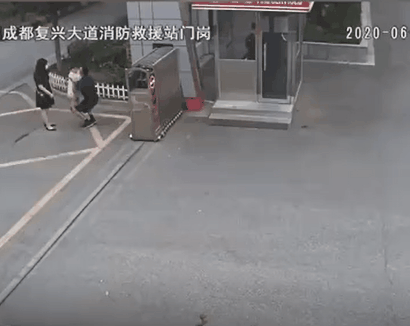 Đang bế con gái, ông bố bỗng bỏ lại đứa trẻ và vợ để chạy đi, dân mạng biết lý do vừa bật cười vừa xúc động-1