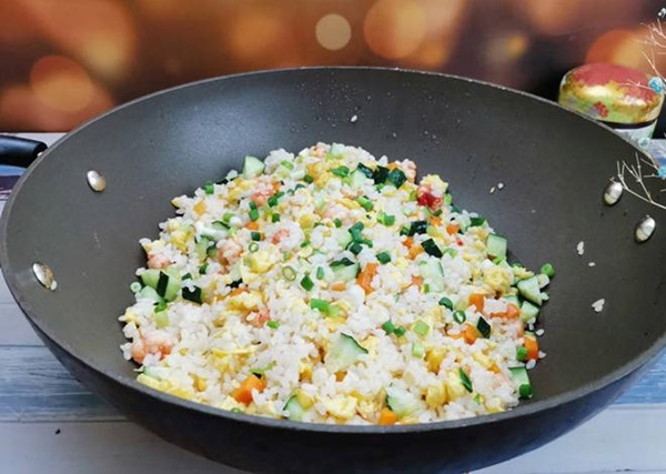 Khi rang cơm, thêm một bước đảm bảo hạt cơm săn chắc, trong veo không dính nhau-6