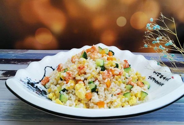 Khi rang cơm, thêm một bước đảm bảo hạt cơm săn chắc, trong veo không dính nhau-7