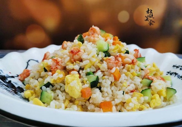 Khi rang cơm, thêm một bước đảm bảo hạt cơm săn chắc, trong veo không dính nhau-8