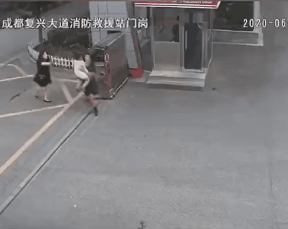 Đang bế con gái, ông bố bỗng bỏ lại đứa trẻ và vợ để chạy đi, dân mạng biết lý do vừa bật cười vừa xúc động-3