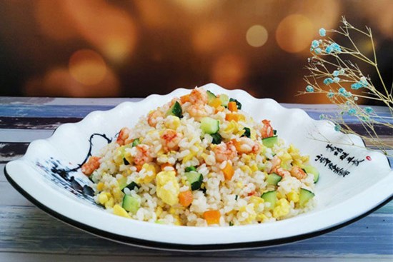 Khi rang cơm, thêm một bước đảm bảo hạt cơm săn chắc, trong veo không dính nhau