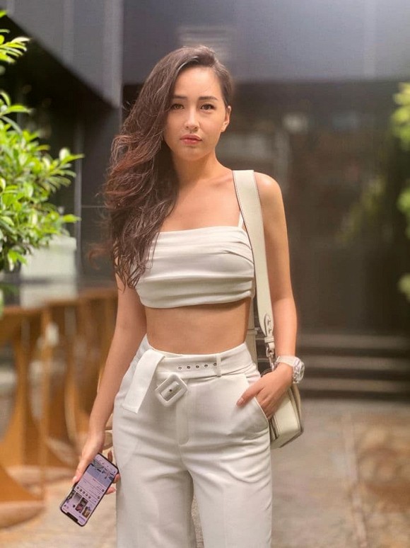 Từng bị stress vì bụng mỡ nay Mai Phương Thúy khiến fans xốn xang vì vòng eo bé tí-2