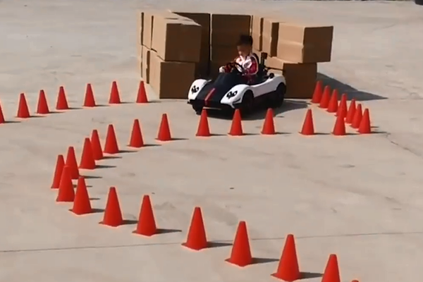 Xe tải lùi trúng xe máy đang đỗ phía sau-1