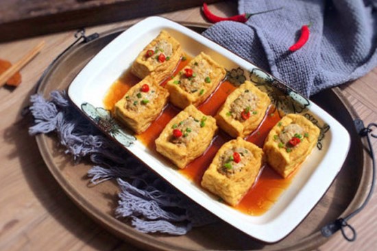 Bữa trưa đơn giản với món đậu phụ nhồi thịt đậm đà, đưa cơm