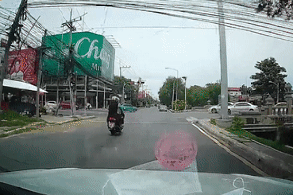 Xe máy lao vào trong quán ăn hất tung bàn ghế-1