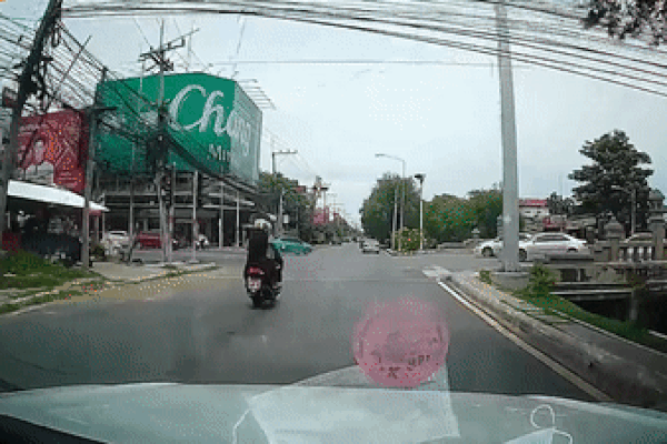 Thanh niên đi xe máy vượt đèn đỏ bị ôtô húc bay qua nóc xe-1