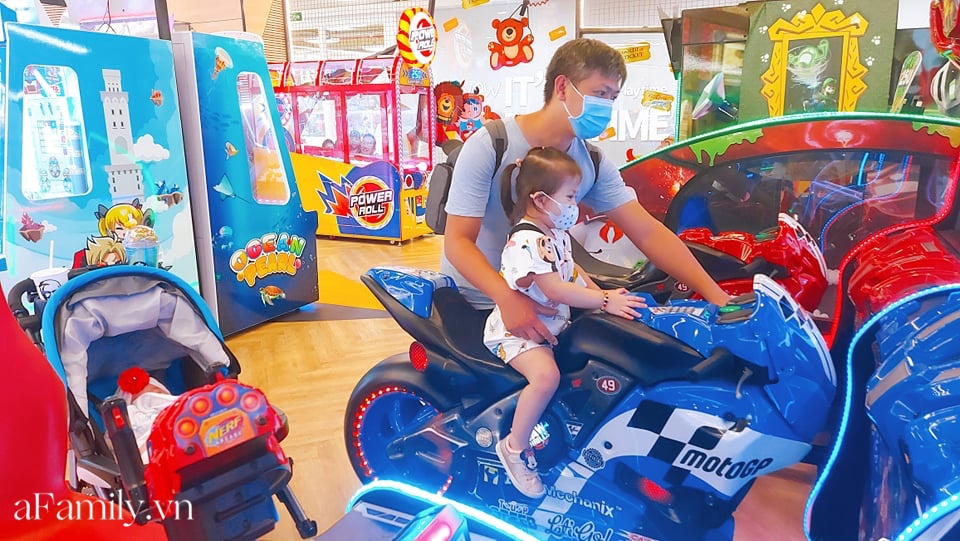 Cười xỉu cảnh bố trông con có 1-0-2: Không chỉ giành đồ chơi của đứa lớn mà còn để đứa bé nằm như cá mắc cạn đến thương-7