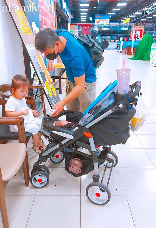 Cười xỉu cảnh bố trông con có 1-0-2: Không chỉ giành đồ chơi của đứa lớn mà còn để đứa bé nằm như cá mắc cạn đến thương-9