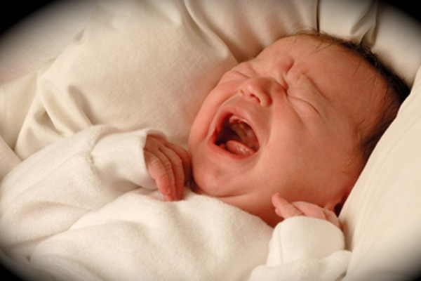 Con gái đi ngủ luôn cầm chặt chiếc áo phông trắng đã rách nát, mẹ tìm hiểu thì bất ngờ với nguyên do-5