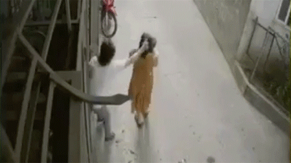 Người vợ đang bế con bị chồng giật tóc ngã ngửa: Tôi từng nghĩ đến chuyện tự tử để kết thúc mọi việc-1