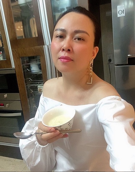 Phượng Chanel có một kiểu trang điểm vừa quê, vừa sến mà mãi không chán-2