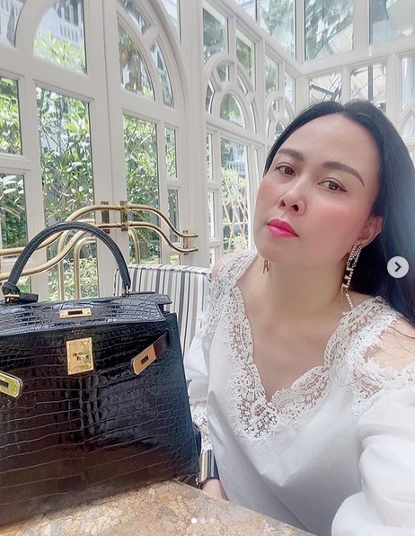 Phượng Chanel có một kiểu trang điểm vừa quê, vừa sến mà mãi không chán-6