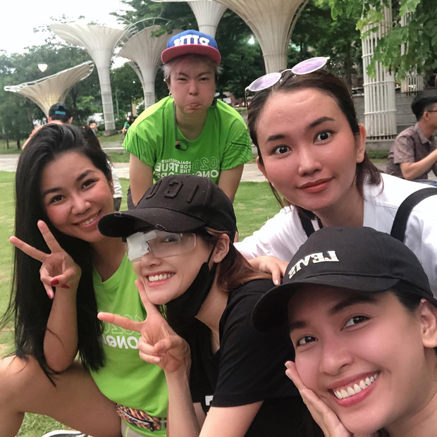 Nhã Phương xuất hiện với phần mắt bị băng kín, chuyện gì đây?-1