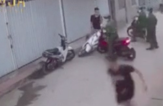 Bị công an dừng xe vì không đội mũ bảo hiểm, nam thanh niên bỏ bạn chạy lấy người - mãi bên nhau bạn nhớ chỉ có trên tiktok mà thôi!-1