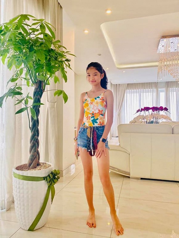 12 tuổi, con gái Trương Ngọc Ánh đã sở hữu đôi chân thon dài như siêu mẫu-1