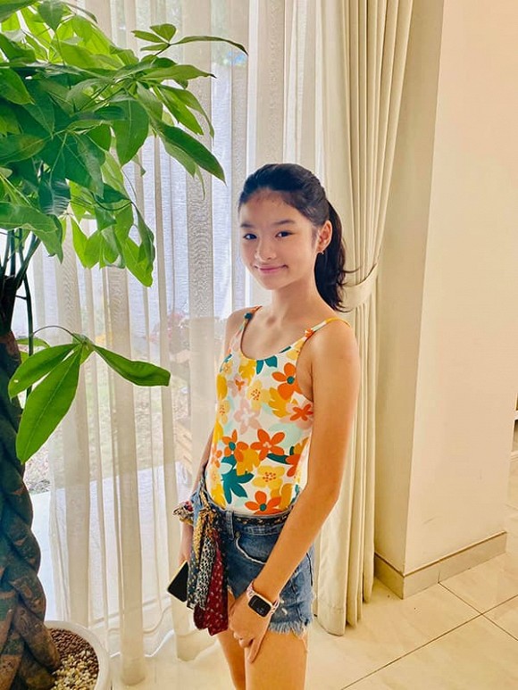 12 tuổi, con gái Trương Ngọc Ánh đã sở hữu đôi chân thon dài như siêu mẫu-2