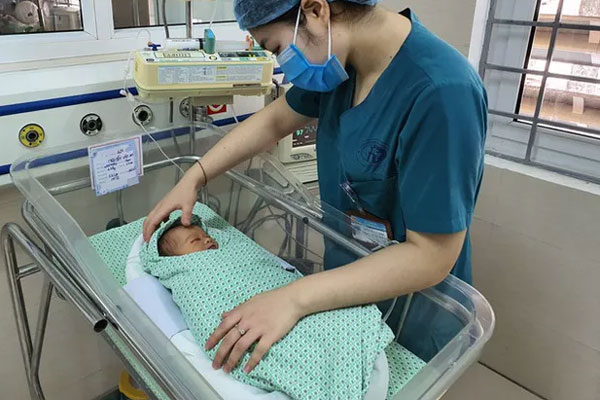 Vụ cháu bé bị bỏ rơi dưới hố gas tử vong sau 20 ngày điều trị: Người mẹ có thể bị xử lý ra sao?-3