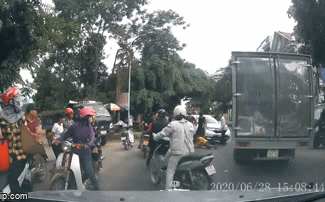 Clip: Nằm bệt xuống đường, tài xế xe tải vẫn bị người đàn ông đá vào mặt sau va chạm giao thông-1