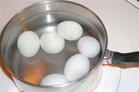 Luộc trứng rồi cho một lát chanh vào luộc cùng, điều kỳ diệu sẽ xảy ra-1