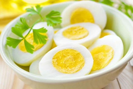 Luộc trứng rồi cho một lát chanh vào luộc cùng, điều kỳ diệu sẽ xảy ra