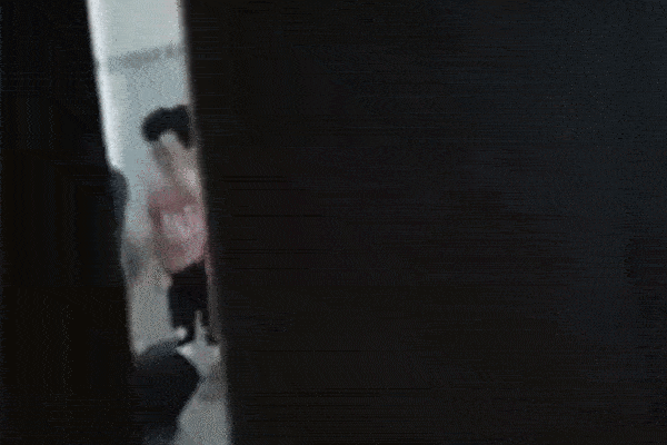 Phẫn nộ clip cha dượng bóp cổ con riêng của vợ, nắm tóc đập đầu bé vào tường