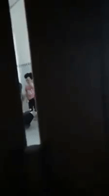 Phẫn nộ clip cha dượng bóp cổ con riêng của vợ, nắm tóc đập đầu bé vào tường-1