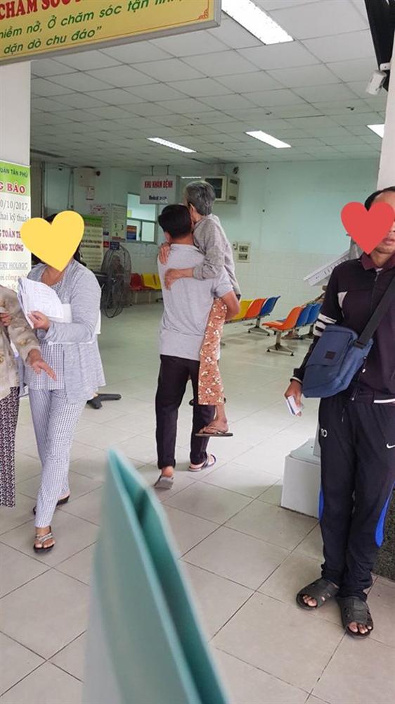 Bức ảnh người đàn ông bế mẹ già trong bệnh viện gây xúc động mạnh-1